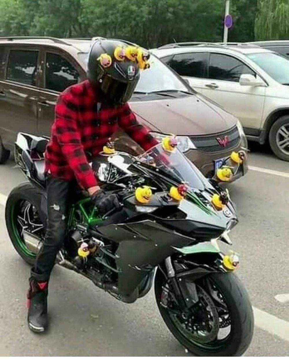 10 Potret nyeleneh kendaraan di jalan ini bikin gagal fokus