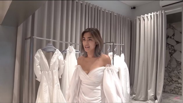 7 Momen Jessica Iskandar fitting gaun pengantin, memesona