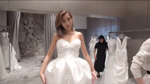 7 Momen Jessica Iskandar fitting gaun pengantin, memesona