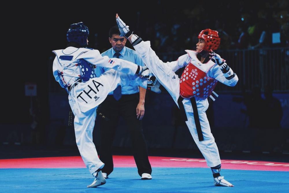 Jago taekwondo, intip 7 potret Aghniny Haque pamer tendangan maut