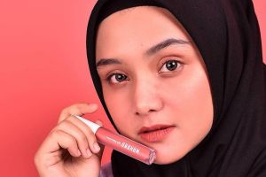 Tips memilih lipstik benar agar tidak membuat bibir hitam