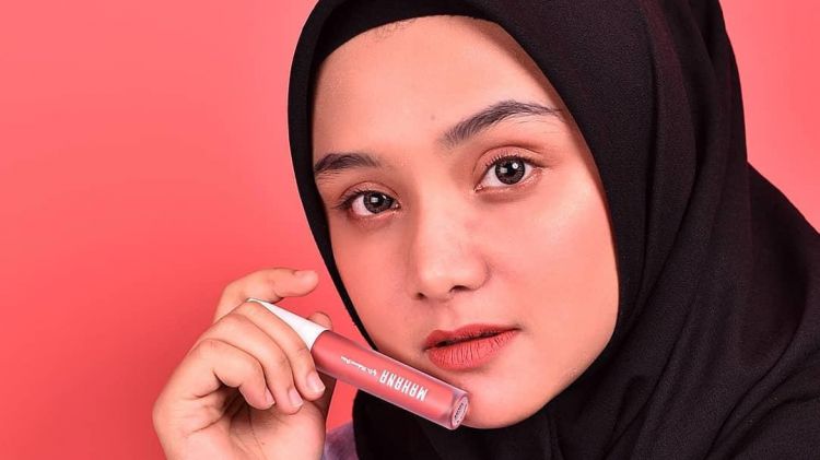 Tips memilih lipstik benar agar tidak membuat bibir hitam
