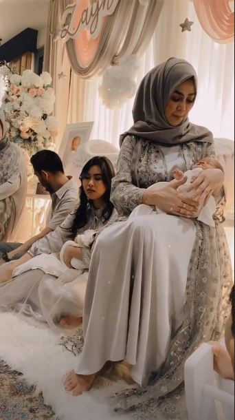 9 Momen akikah bayi kembar Syahnaz, busananya curi perhatian