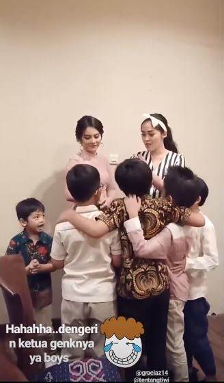 9 Momen lamaran Tiwi Eks T2, identitas calon suami bikin penasaran