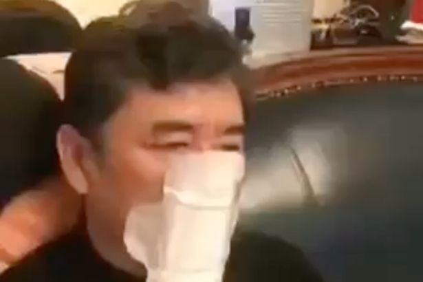 China darurat virus Corona, pria ini pakai pembalut jadi masker