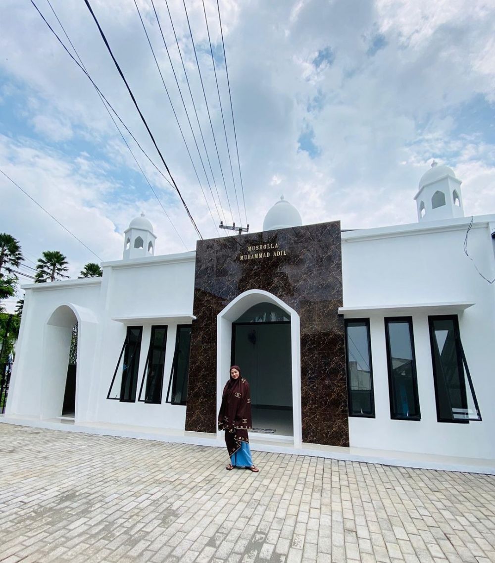 9 Potret musala Dewi Perssik untuk mendiang ayahnya