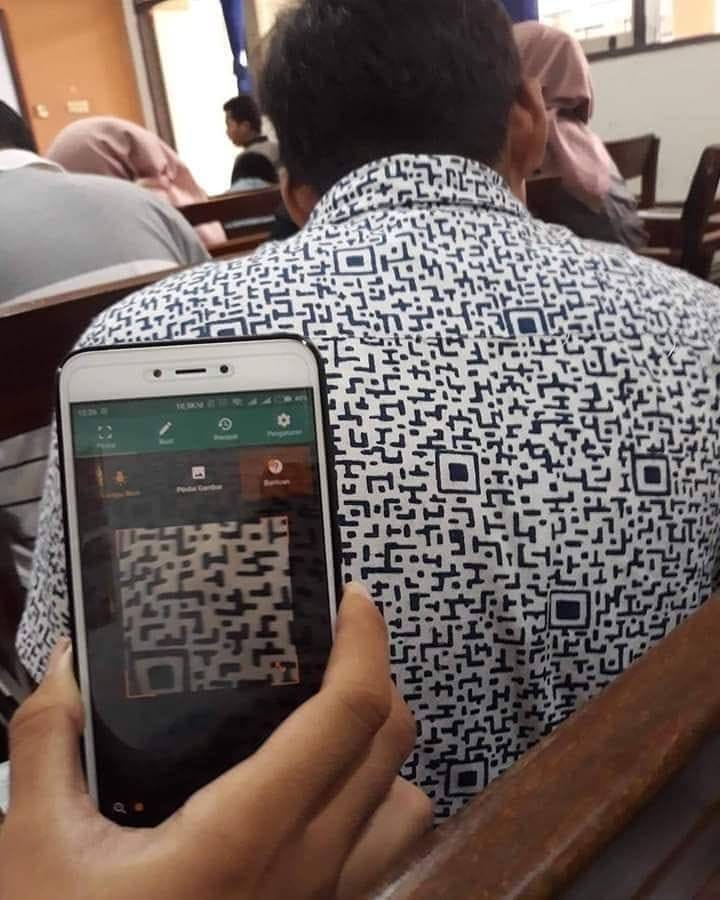 10 Kreasi nyeleneh desain baju ini bikin geleng kepala