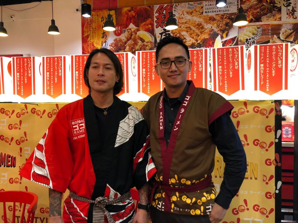 Menikmati kelezatan ramen kuah tinta cumi yang lezat