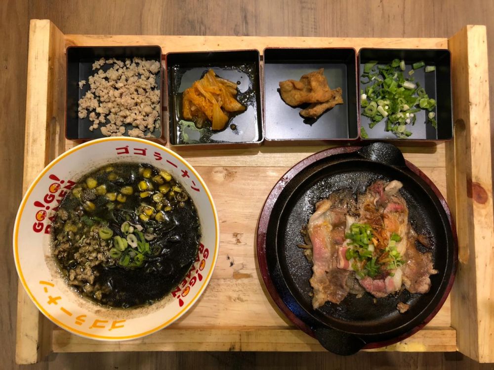 Menikmati kelezatan ramen kuah tinta cumi yang lezat