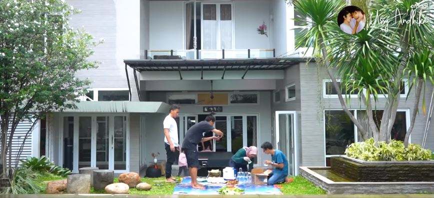 11 Momen Ussy masak dan makan bareng karyawan rumah, sederhana