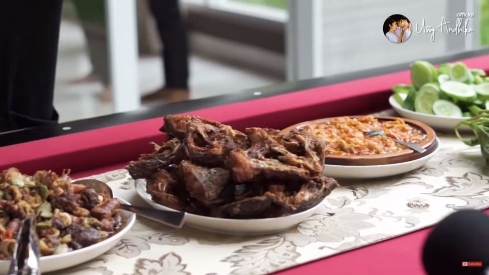 11 Momen Ussy masak dan makan bareng karyawan rumah, sederhana