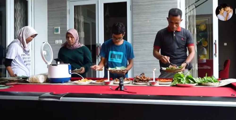 11 Momen Ussy masak dan makan bareng karyawan rumah, sederhana