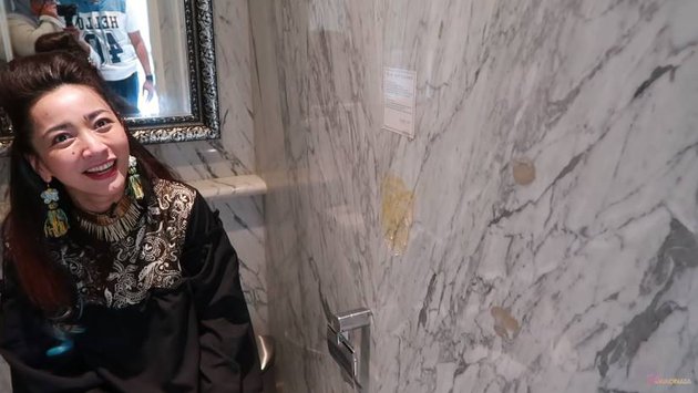 7 Penampakan kamar mandi Andre Taulany, mewah berlapis marmer 