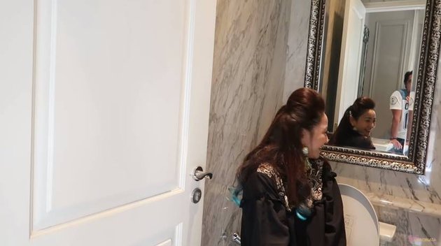 7 Penampakan kamar mandi Andre Taulany, mewah berlapis marmer 