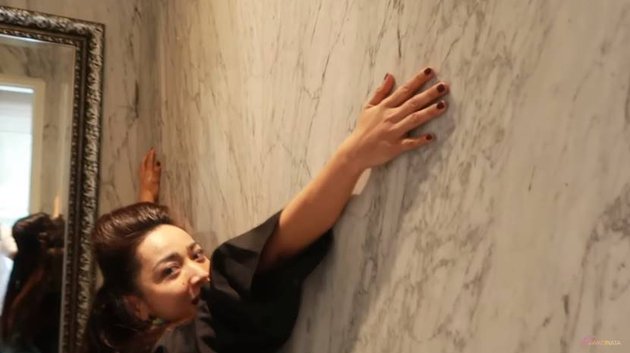 7 Penampakan kamar mandi Andre Taulany, mewah berlapis marmer 