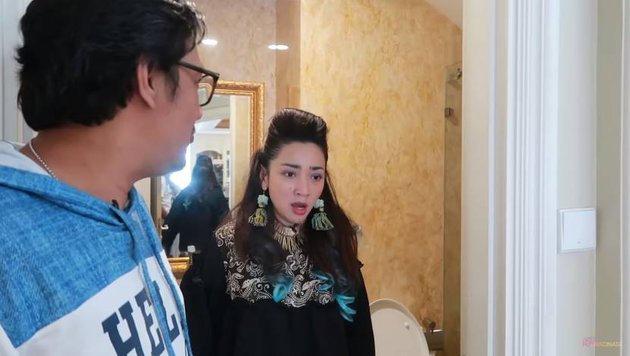 7 Penampakan kamar mandi Andre Taulany, mewah berlapis marmer 