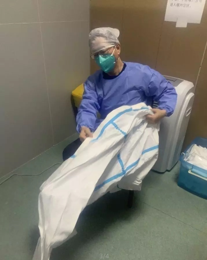 Tim medis tangani pasien virus Corona terpaksa pakai diaper