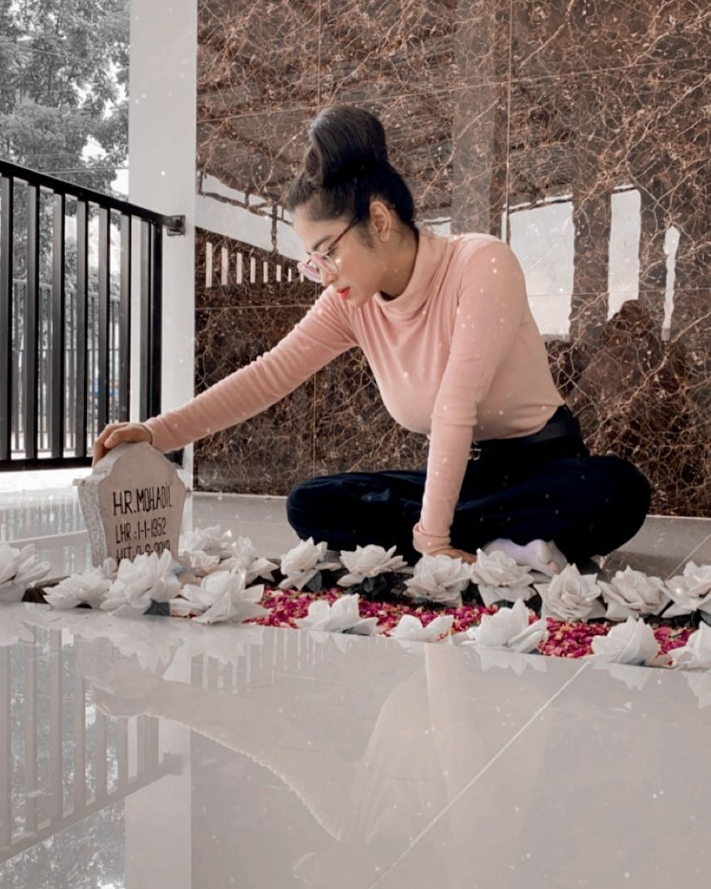 Dewi Perssik ziarah, penampilan & makam ayah jadi sorotan