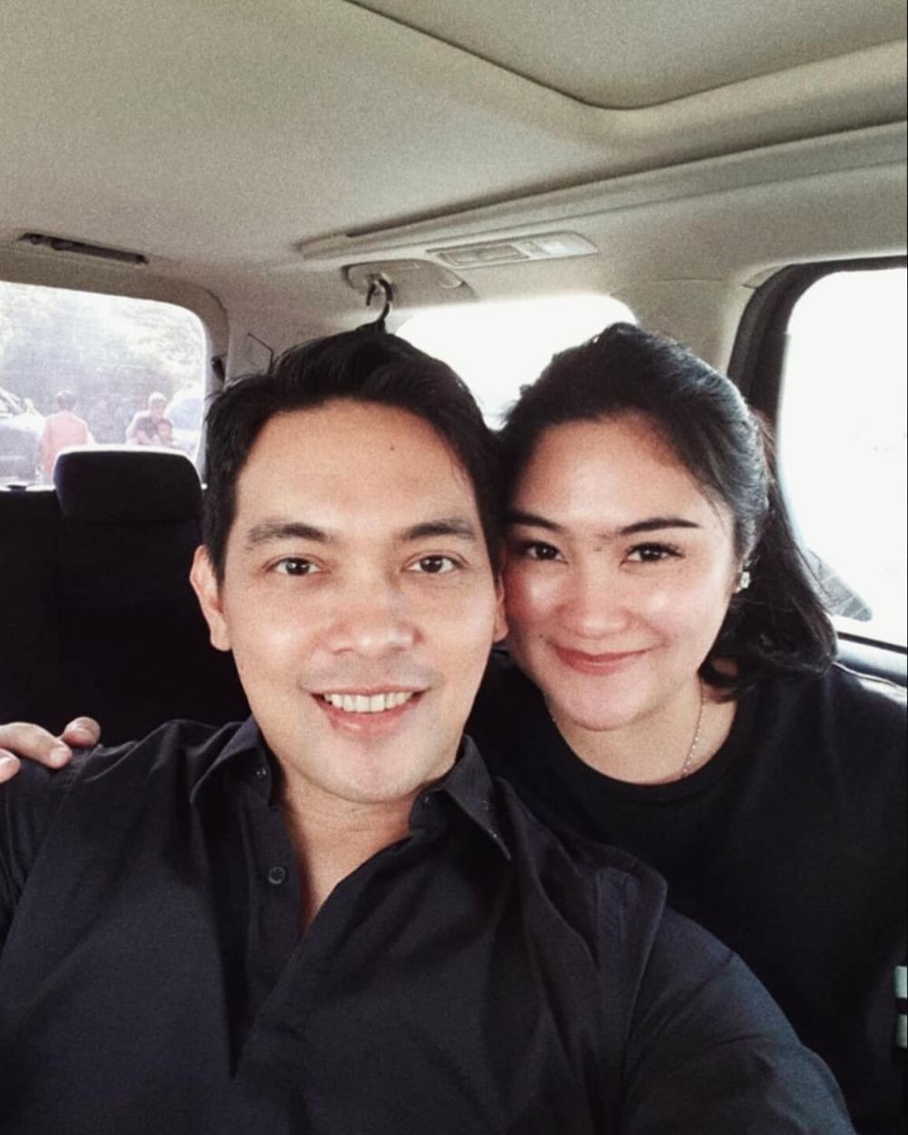 7 Potret mesra Donnie eks Ada Band & istri, jarang tersorot