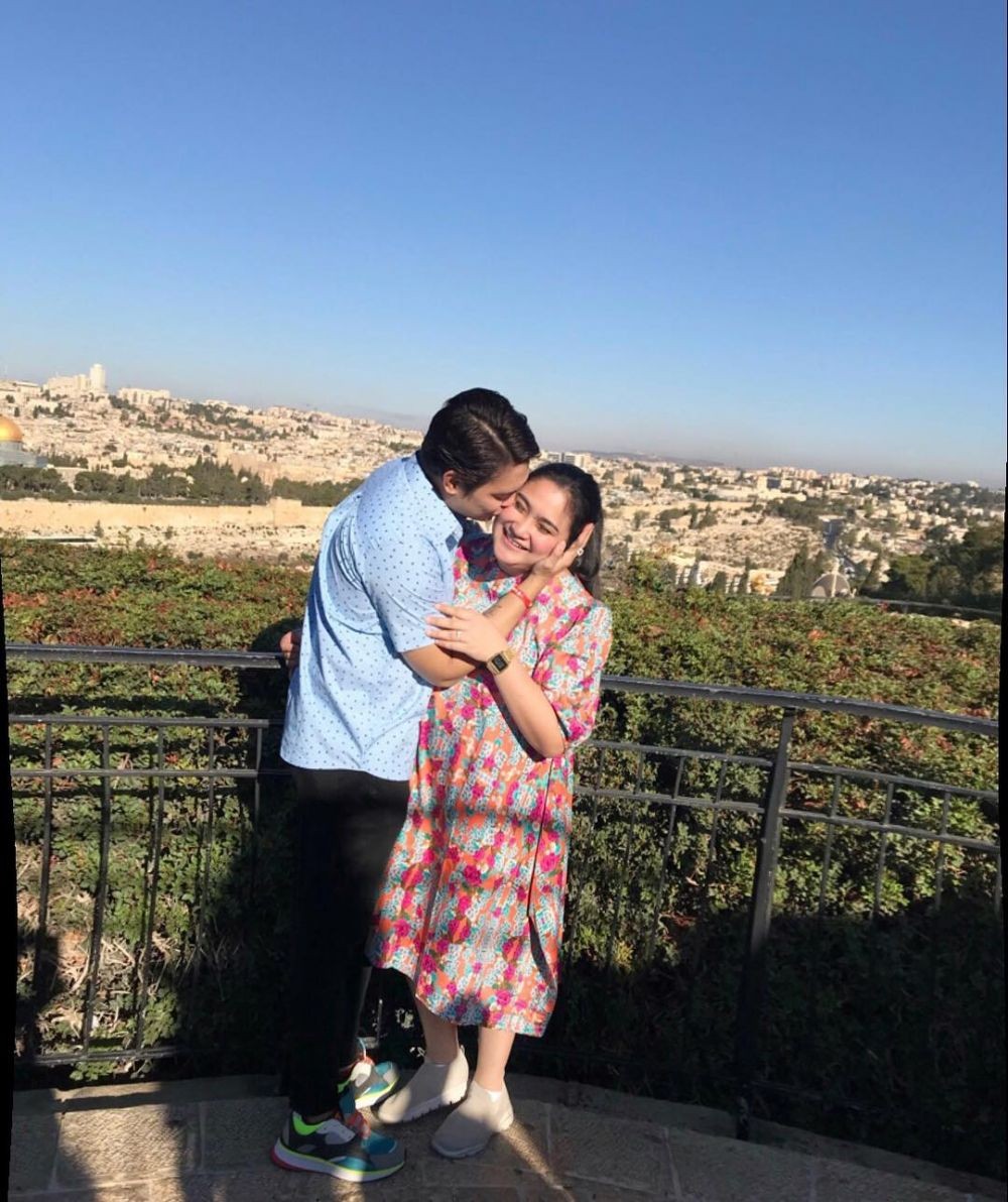 7 Potret mesra Donnie eks Ada Band & istri, jarang tersorot