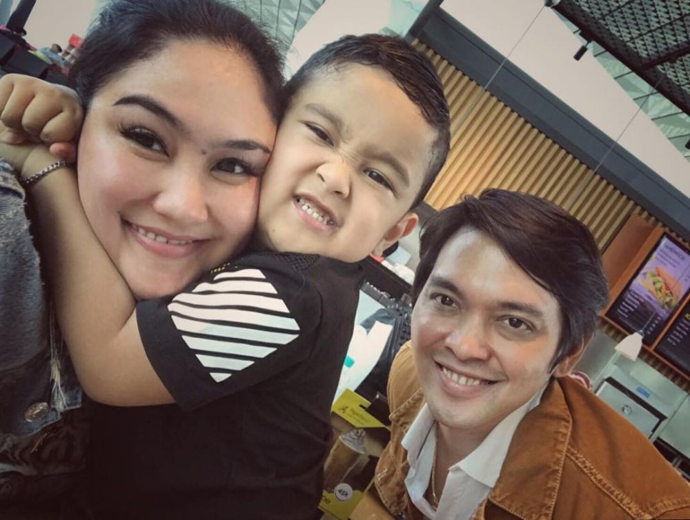 7 Potret mesra Donnie eks Ada Band & istri, jarang tersorot