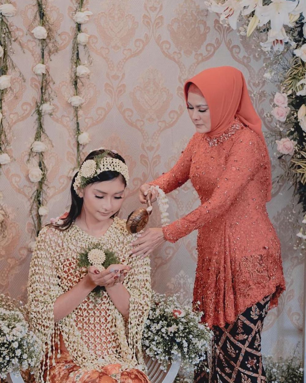 8 Momen siraman dan pengajian Kevin Liliana, penuh haru