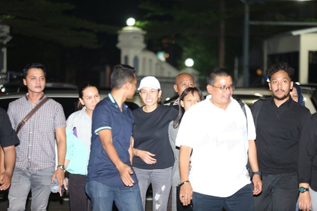 6 Potret detik-detik Nikita Mirzani dijemput paksa, matanya sembab