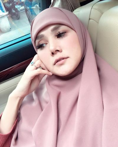 8 Pesona Mulan Jameela dengan model 'hijab jadul', jadi sorotan