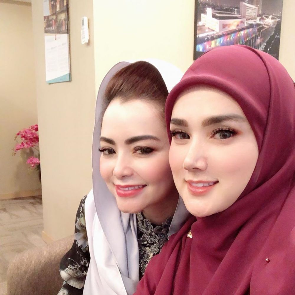 8 Pesona Mulan Jameela dengan model 'hijab jadul', jadi sorotan