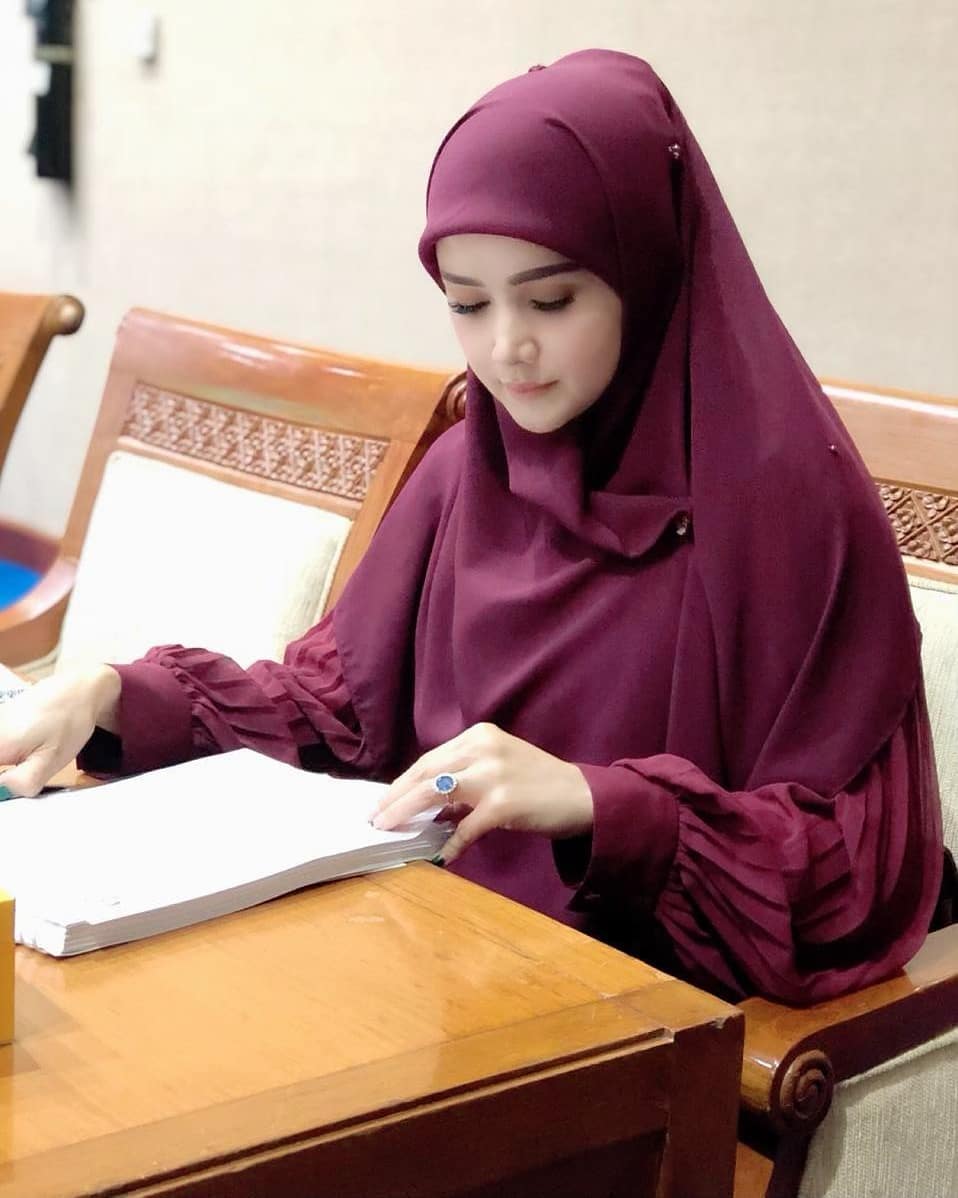 8 Pesona Mulan Jameela dengan model 'hijab jadul', jadi sorotan