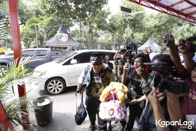 Momen Teddy bawa bayinya ke kantor polisi jelang hasil autopsi Lina