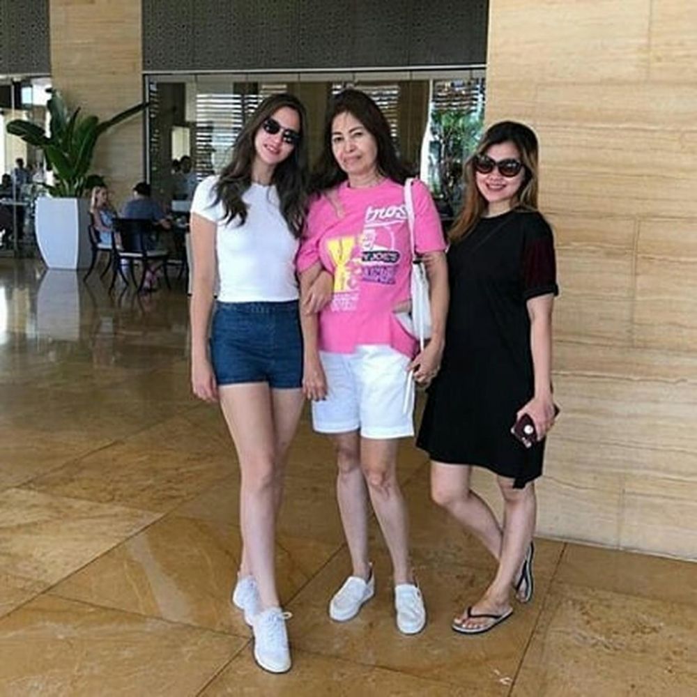 8 Momen kebersamaan Nia Ramadhani & ibundanya, jarang tersorot