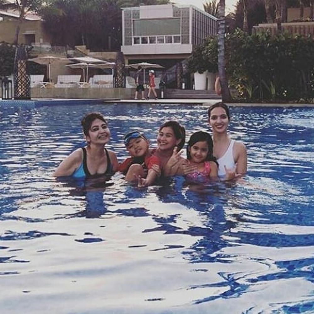 8 Momen kebersamaan Nia Ramadhani & ibundanya, jarang tersorot