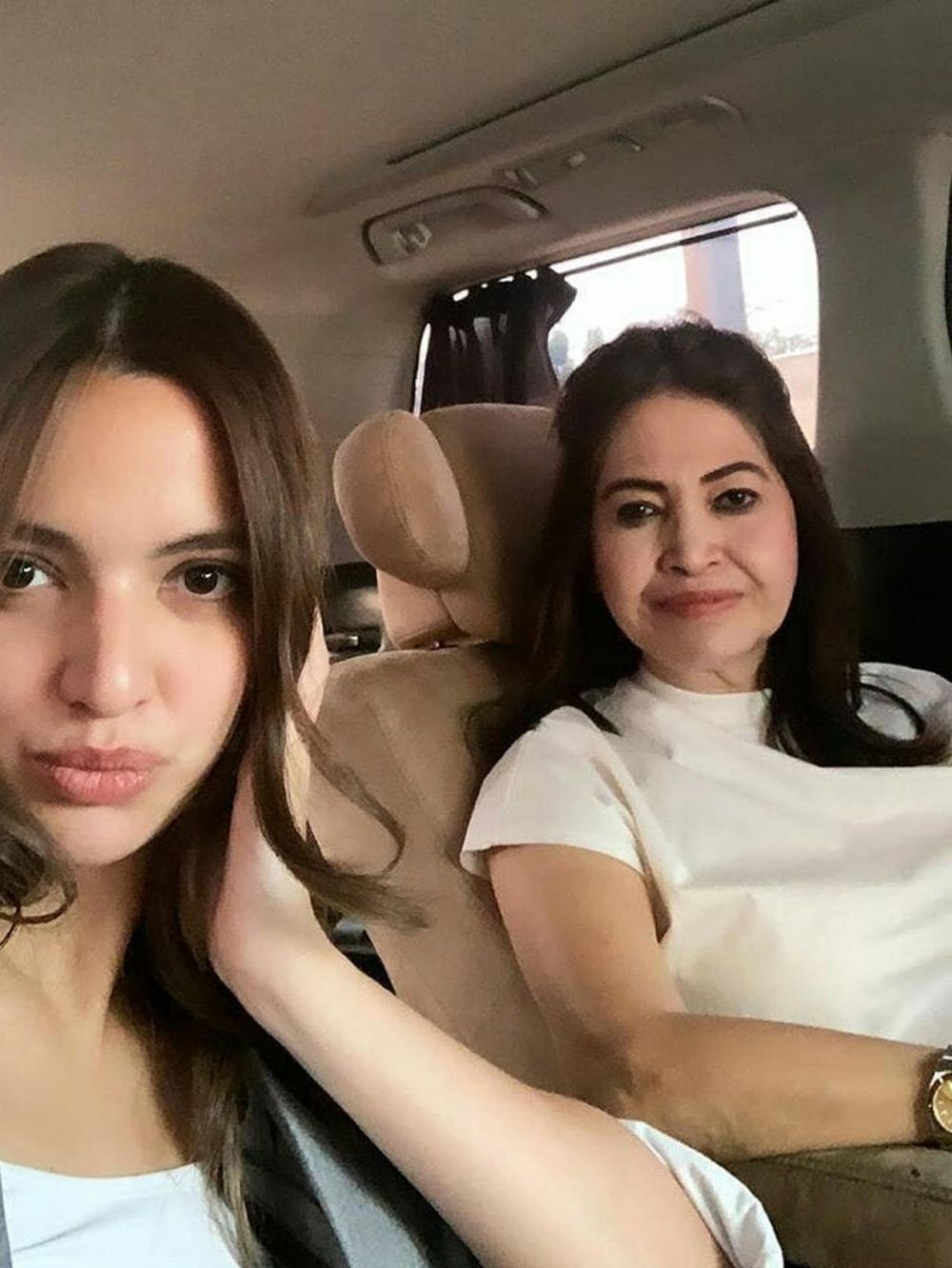 8 Momen kebersamaan Nia Ramadhani & ibundanya, jarang tersorot