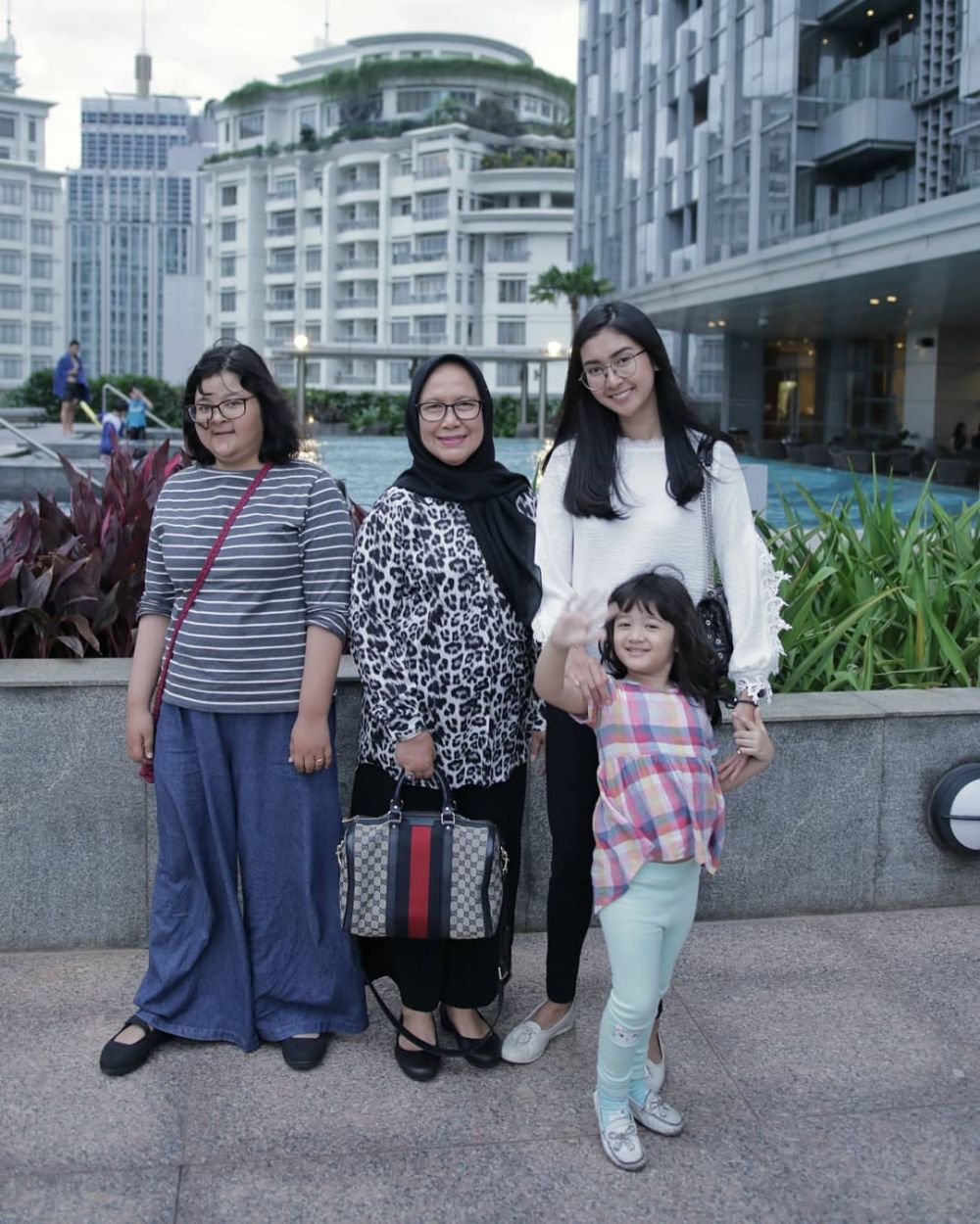 8 Potret kedekatan Kevin Liliana & anak calon suami, kompak abis