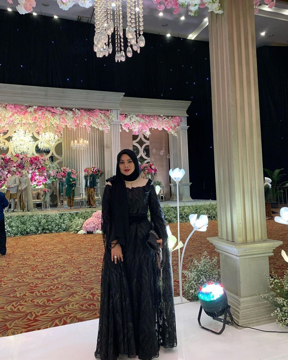 10 Gaya hijab Sarita Abdul Mukti, kece dan stylish