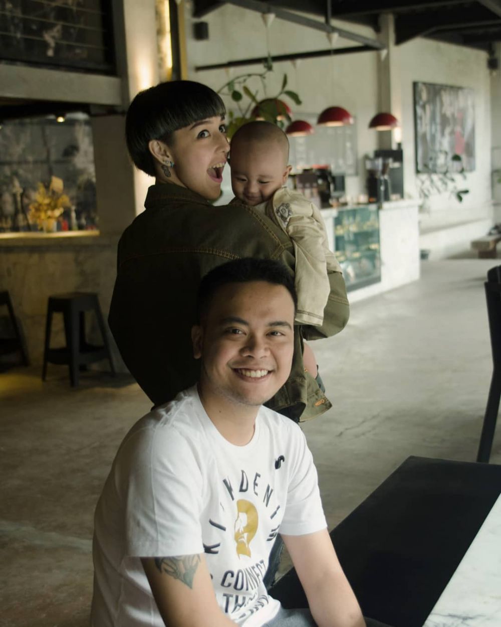 Jadi ayah baru, ini 6 momen Reza SM*SH momong anak