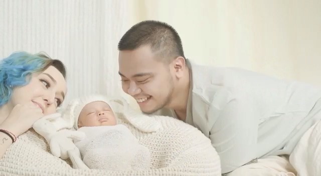 Jadi ayah baru, ini 6 momen Reza SM*SH momong anak