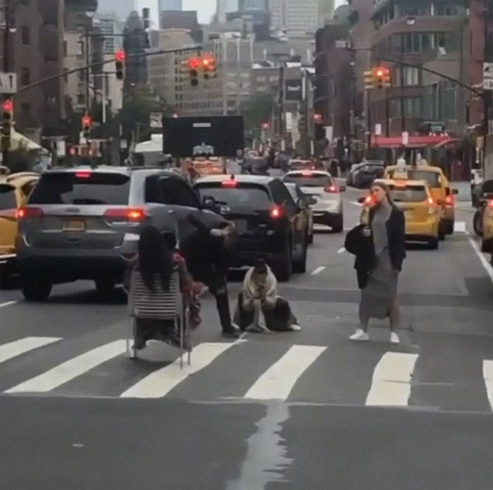 13 Aksi orang saat mengabadikan momen ini bikin tepuk jidat