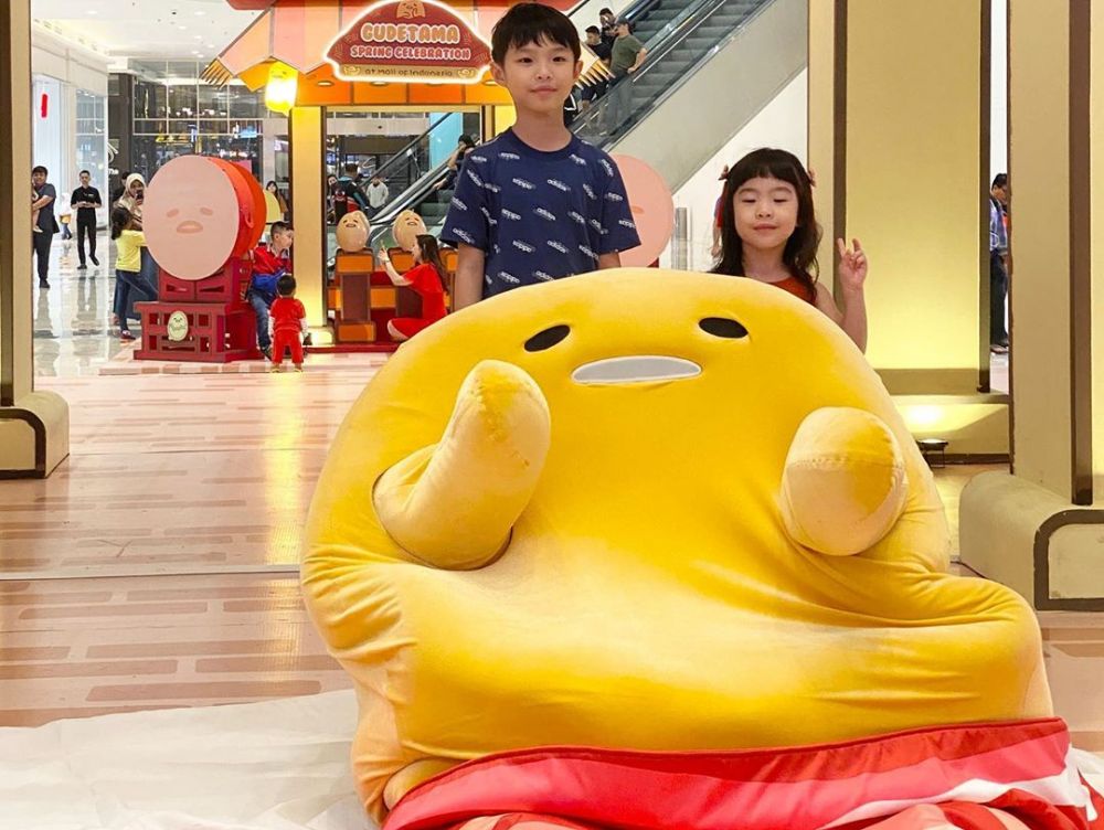 Liburan keluarga asyik main di kolam mandi bola bertema Gudetama
