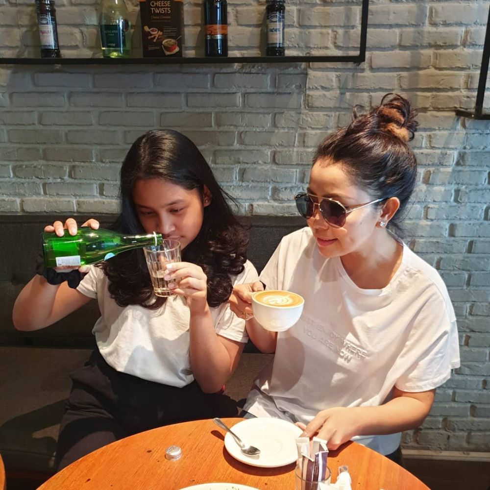 10 Potret kompak Mayangsari & sang putri, gayanya curi perhatian