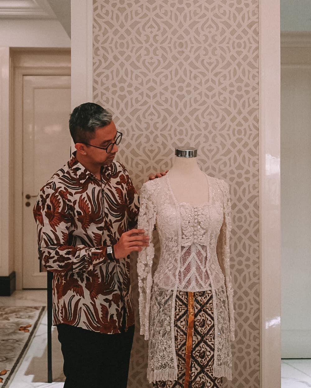 8 Penampakan detail kebaya Isyana Sarasvati, penuh makna