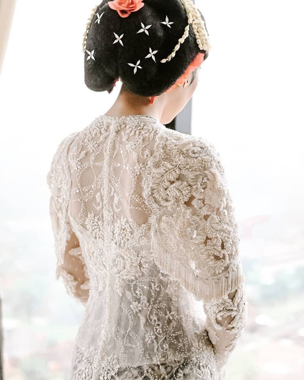 8 Penampakan detail kebaya Isyana Sarasvati, penuh makna