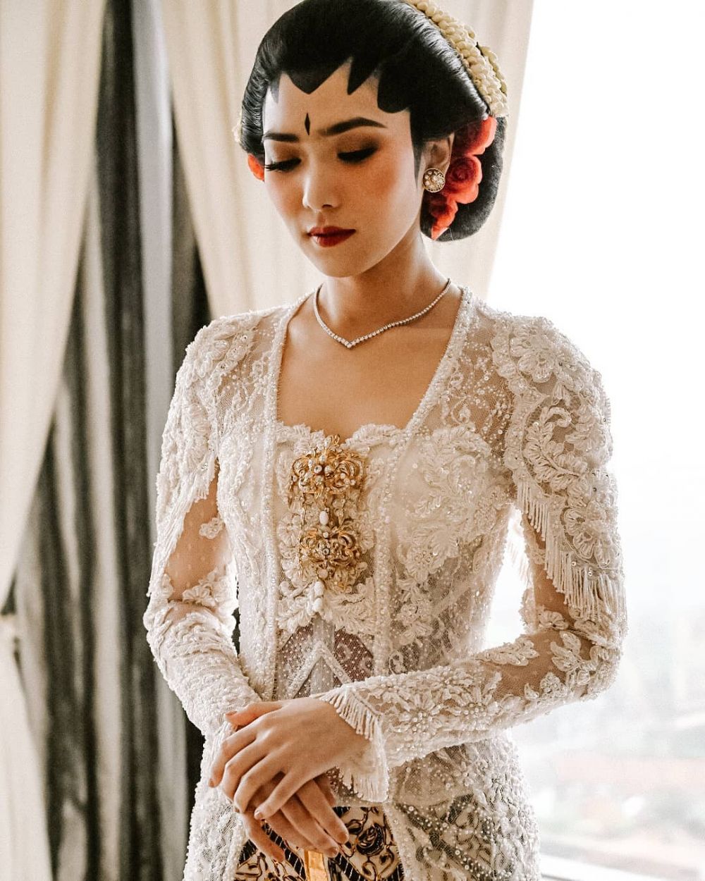 8 Penampakan detail kebaya Isyana Sarasvati, penuh makna