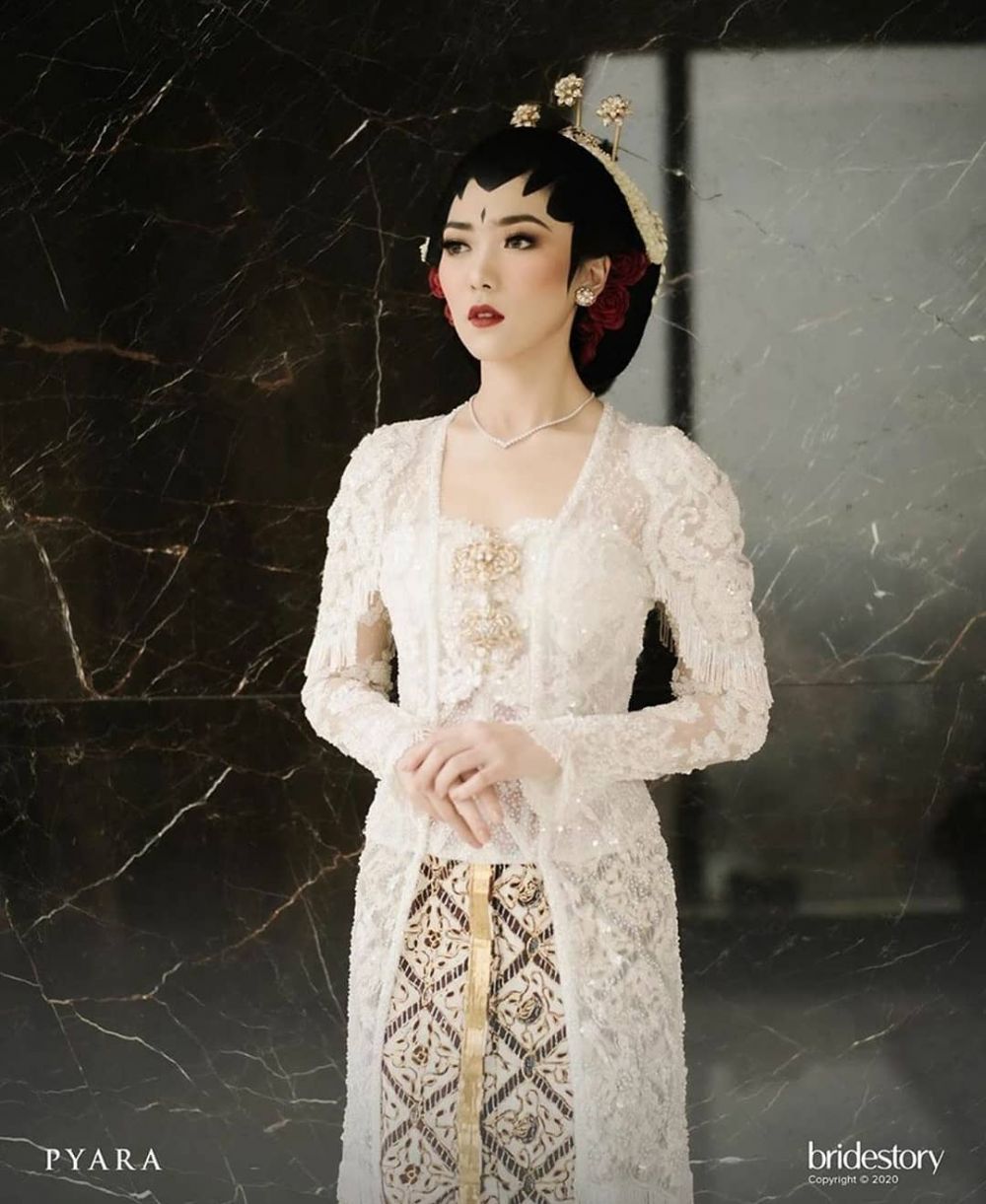 8 Penampakan detail kebaya Isyana Sarasvati, penuh makna