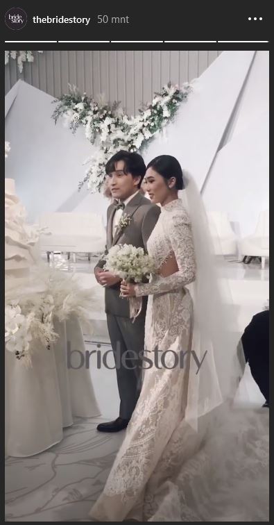 10 Momen resepsi pernikahan Isyana Sarasvati, gaunnya elegan
