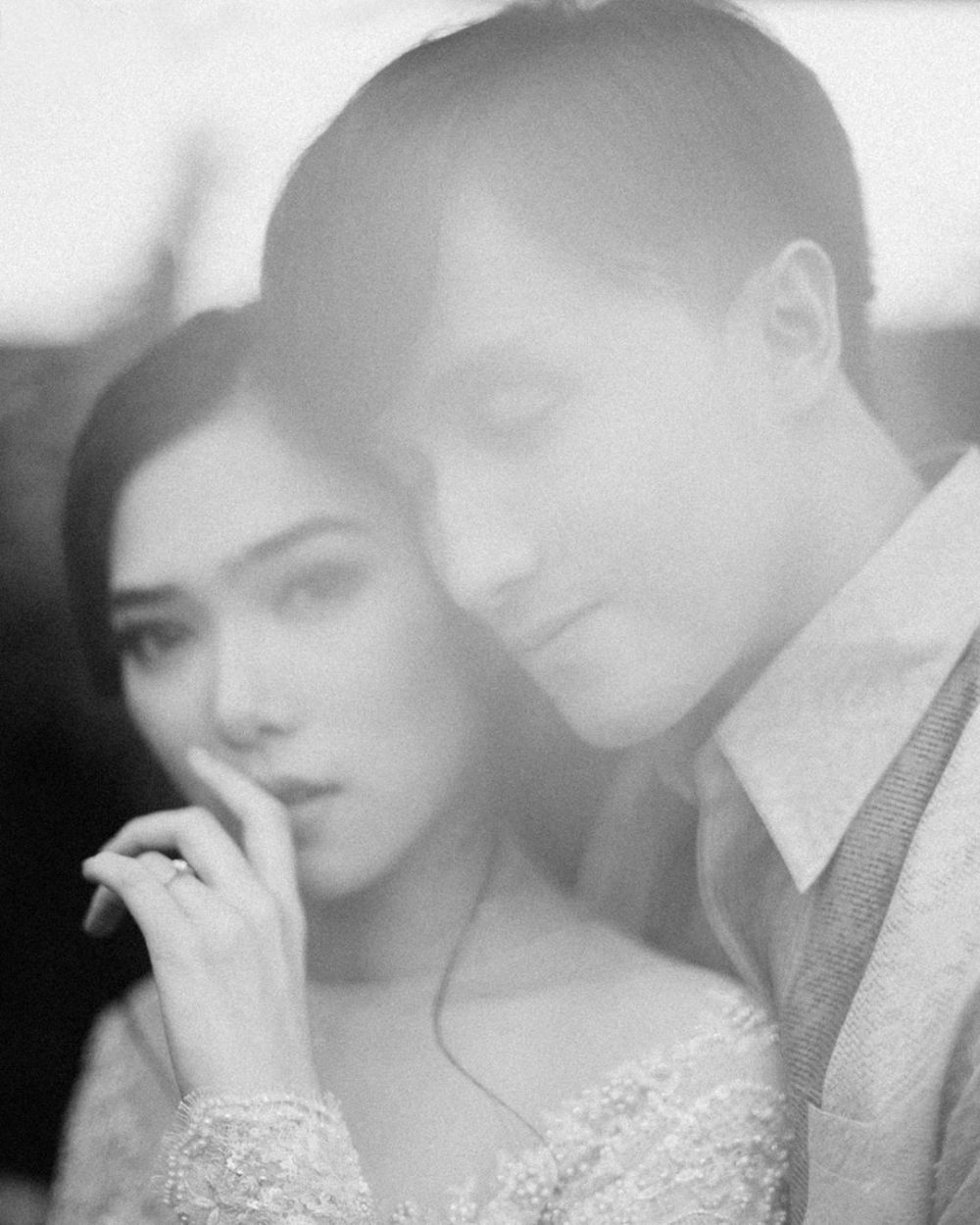 Pacaran 12 tahun berujung nikah, ini 4 tips LDR Isyana Sarasvati