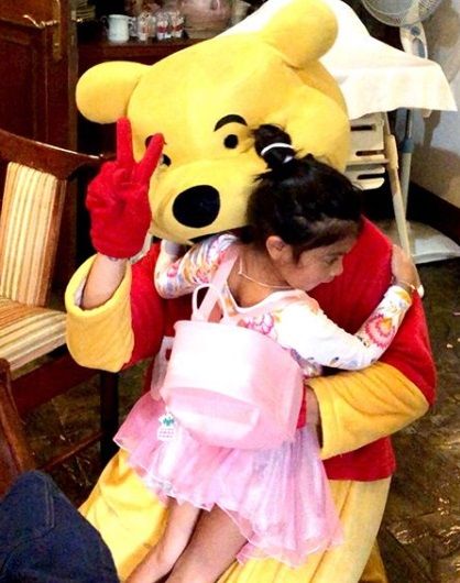 Beri kejutan ultah, 4 selebriti ini kenakan kostum unik