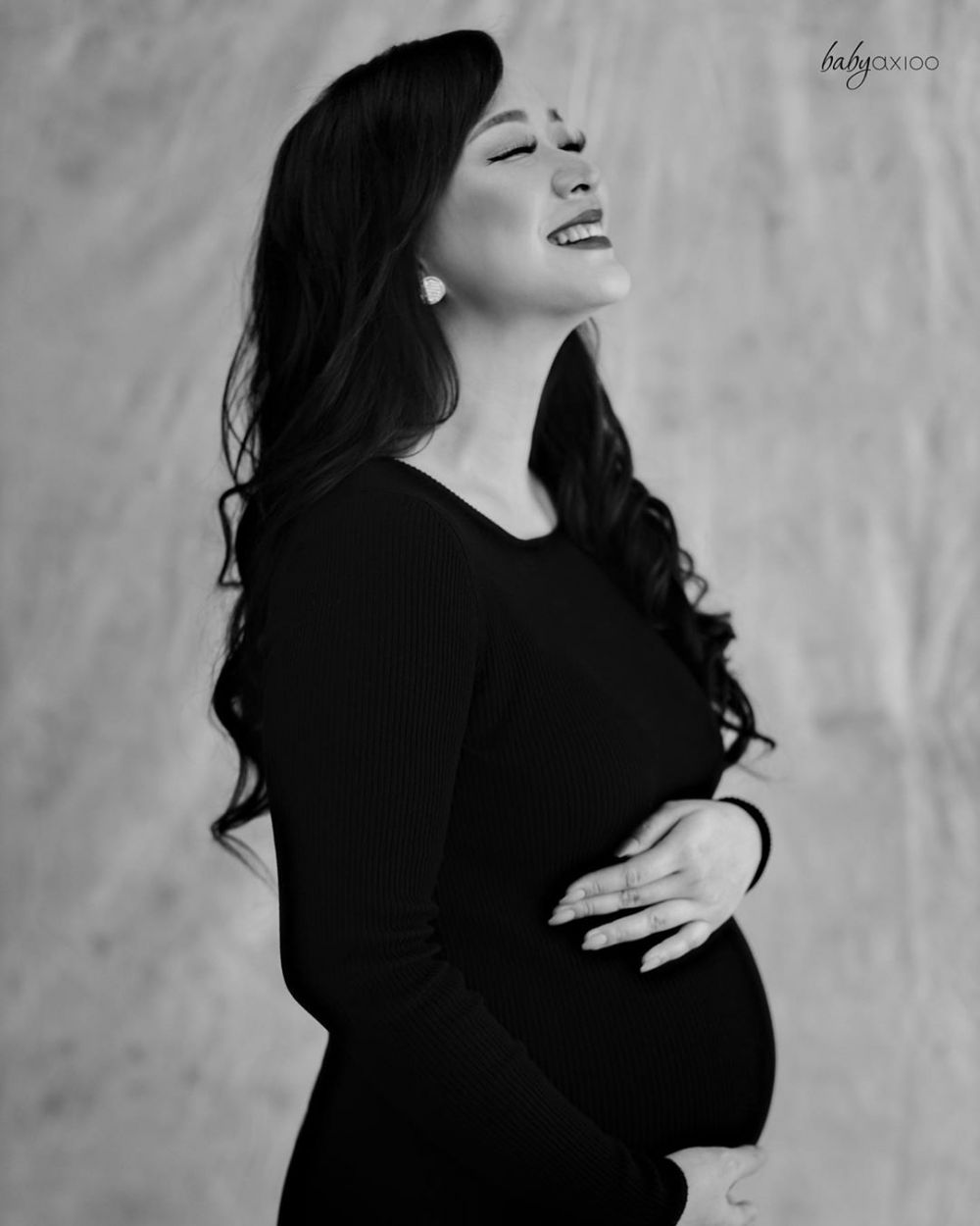 7 Potret maternity Yuanita Christiani, elegan nuansa hitam putih
