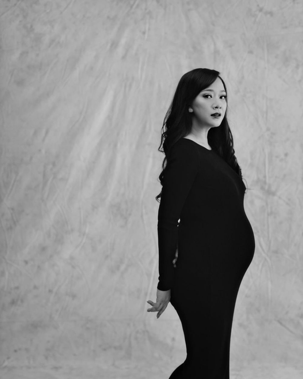 7 Potret maternity Yuanita Christiani, elegan nuansa hitam putih